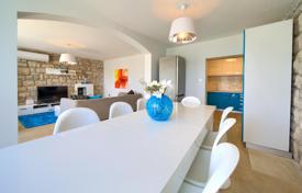 7 dormitorio casa de pueblo 200 m² en Novi Vinodolski, Croacia. 675 000 €